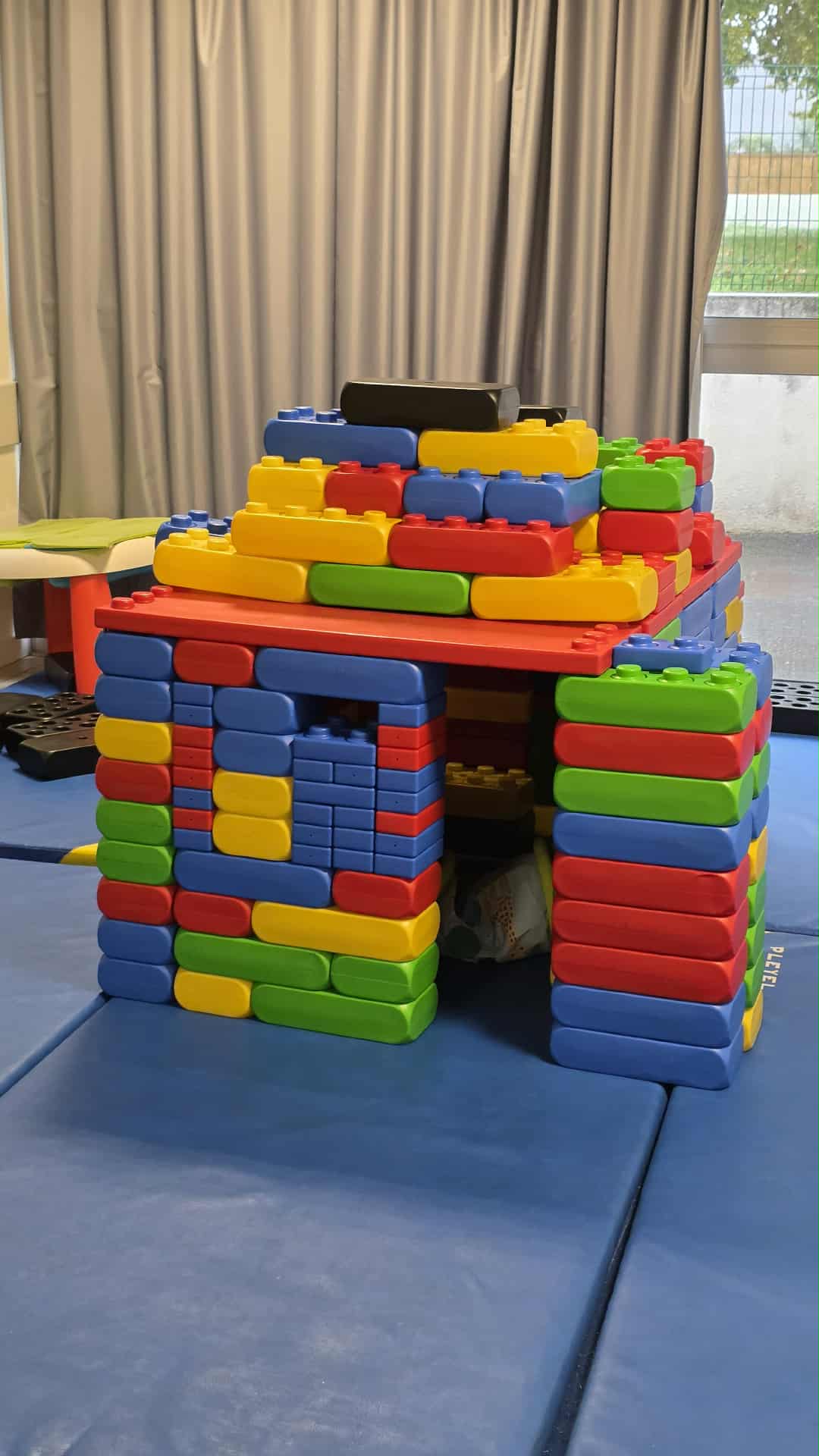 Location de LEGO géants en Loire-Atlantique : enfants construisant avec des briques géantes
