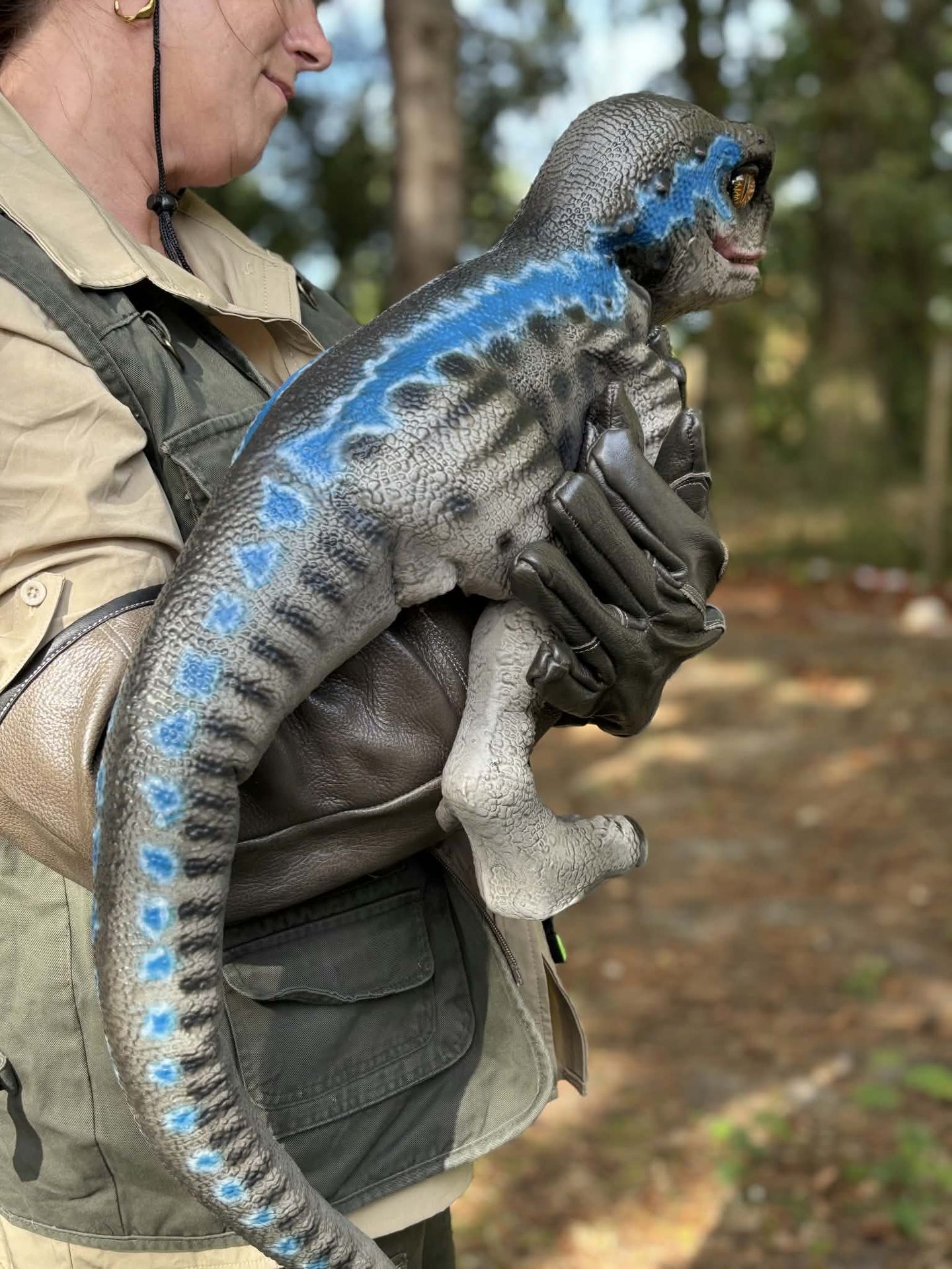 Enfant avec velociraptor