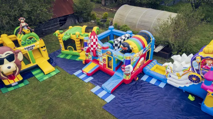 location chateaux et structures gonflables sainte reine de bretagne 44160